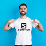 تی شرت طرح برند سالامون سفید رنگ
