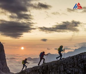 با تجهیزات درست، قله را فتح کن! راهنمای کامل خرید لوازم کوهنوردی حرفه‌ای