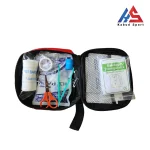 محتویات کیف کمک های اولیه شامل گاز استریل و چسب زخم