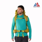 کوله پشتی ری Flash 55 خردلی در حال استفاده